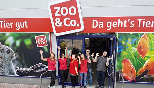 Teamfoto vor dem ZOO & Co. Markt in Riesa